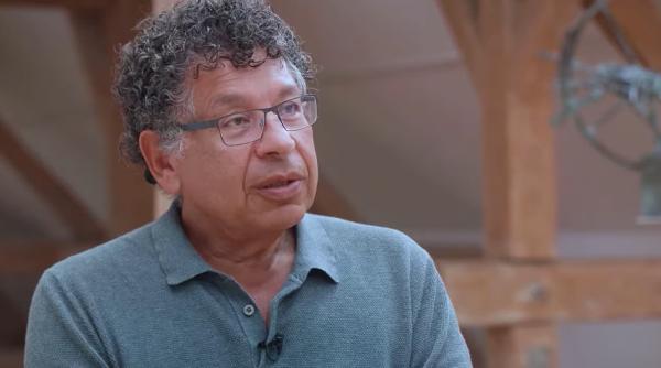 Renumitul psiholog Menis Yousry atrage atenția asupra unui „trend” periculos printre părinți: „Târăsc copiii la cursuri după cursuri. De ce le faceți asta?”