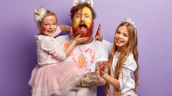 Studiu: Tații sunt mai fericiți decât mamele! Autoarea cercetării explică: „Bărbații se joacă mai frecvent și îndeplinesc sarcini de îngrijire mai puține”