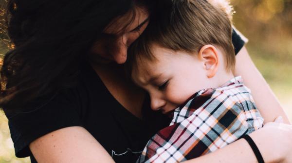 Copilul se simt respins de ceilalți colegi. Sfaturi de la specialiști pentru părinți ca să-și ajute micuțul să depășească aceste situații