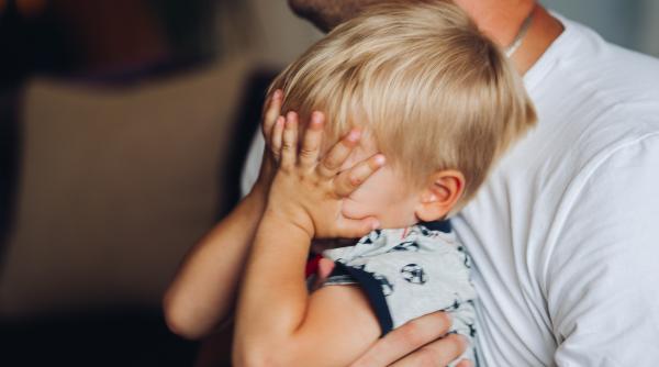 Niciodată, dar niciodată, să nu mai obligi copilul să ofere o îmbrățișare! Ce spun specialiștii despre acest gest al părinților: „Este periculos!”