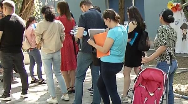 Înghesuială la înscrierea la grădiniţă. Grupa mijlocie devine obligatorie: Toţi copiii de 4 şi 5 ani trebuie să fie înscrişi, înainte să ajungă în clasa zero