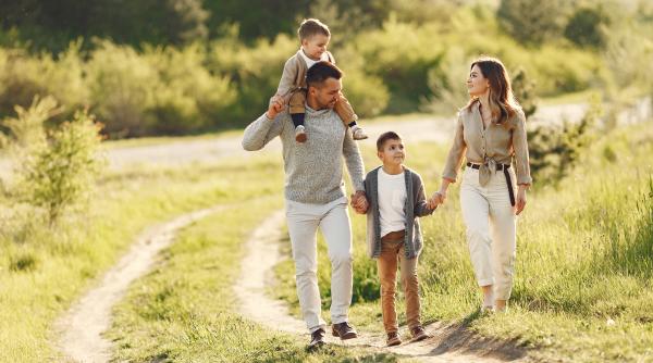 Modele parentale toxice: Cum să evităm repetarea lor în educația copiilor noștri