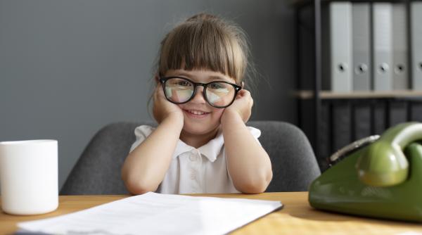 Un specialist în neuroștiință prezintă părinților cele 7 reguli pentru a crește copilul cu un creier flexibil și rezistent: „Fii grădinar, nu tâmplar!”