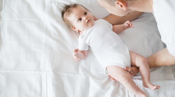 Concluziile unui nou studiu: Tații joacă un rol crucial în somnul și alăptarea bebelușilor