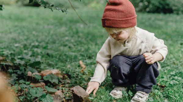 Copilul se joacă în iarbă? Este obligatoriu să-i faci vaccinul despre care nu vorbește nimeni în România