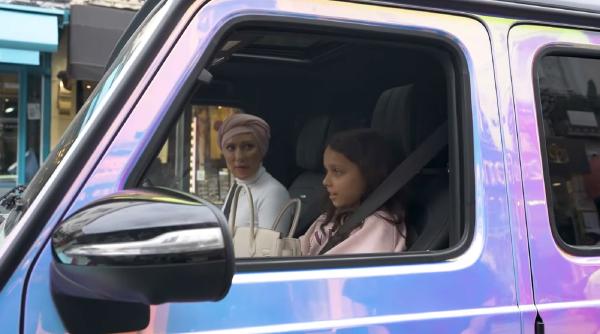 La doar 10 ani are maşini de lux, avioane private, haine scumpe şi bijuterii rare - VIDEO