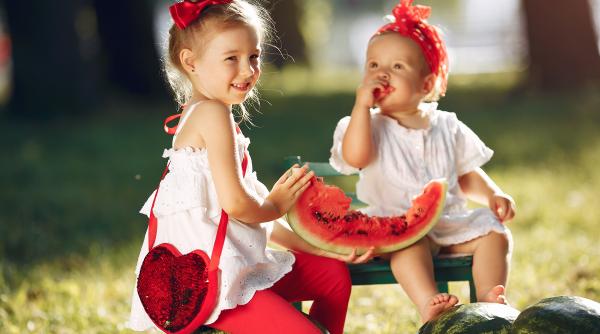 14 alimente care vor ajuta copiii să rămână hidratați vara