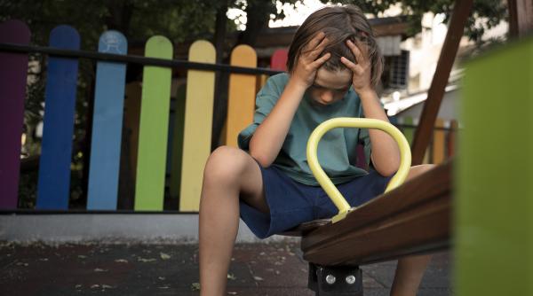 Greșeala pe care o fac părinții atunci când copilul dispare în parc, mall sau alte spații aglomerate. Un truc ingenios pentru a-l găsi rapid - VIDEO