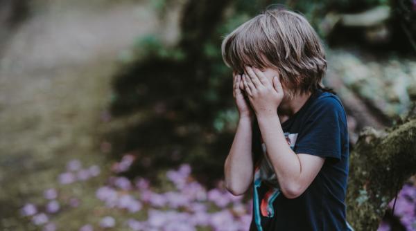 „N-ai de ce să plângi! Termină cu prostiile!” Clișeele auzite în copilărie și impactul lor. Paul Olteanu explică ce învață creierul copilului din acestea