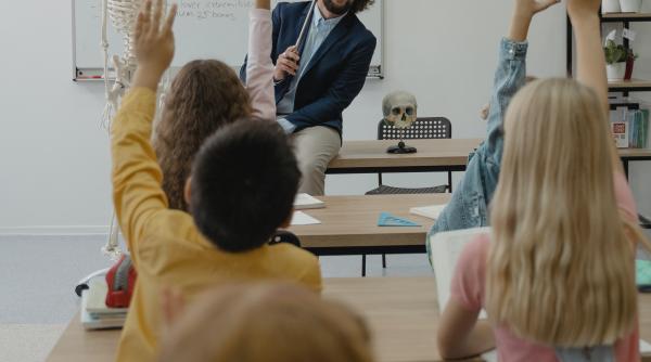 Profesorii din Elveția, exasperați că vin copiii la școală cu scutece: „Sunt și de 11 ani!” Cum se apără părinții