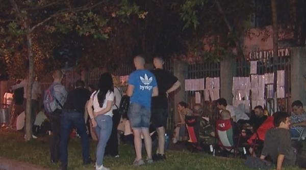 Sute de părinți din București și-au petrecut noaptea sub cerul liber, în fața grădinițelor și creșelor, pentru a înscrie copiii la programele de vară