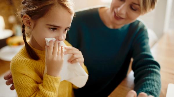 „Suflă tare nasul, să te audă mami!” Un medic ORL explică de ce este greșită această metodă și cum se elimină secrețiile nazale corect