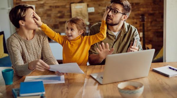 „Mami, vreau...”, „Tati, uite...”. Copilul îți întrerupe conversațiile? Care sunt motivele din spate și ce să faci: Cele mai bune sfaturi de la psihologi