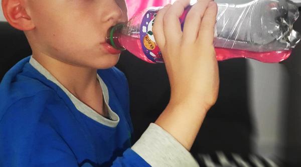 Singura situație în care dr. Mihail recomandă să-i dai sucuri acidulate dulci din comerț copilului: „Chiar pot face bine!”