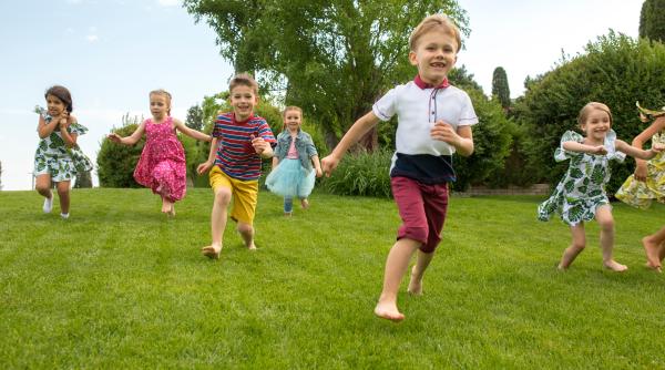 5 jocuri care promovează autocontrolul la copii. Părinții îi pot face pe micuți să își stăpânească comportamentele nedorite prin joacă!