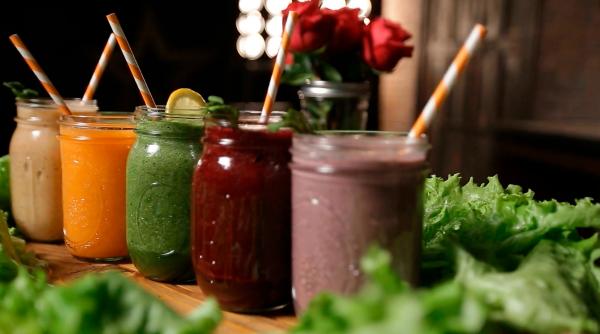 6 smoothie-uri de vară bogate și hrănitoare pentru gustările copiilor