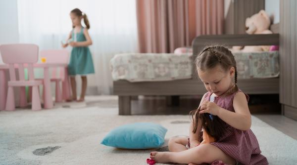 Joaca „de-a mama și de-a tata”: Beneficiile fantastice ale acestui joc clasic! 