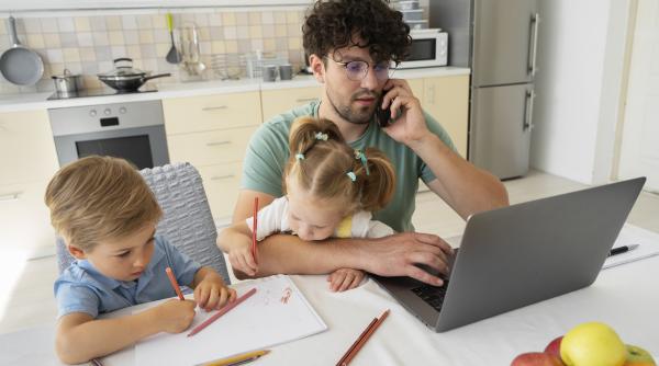 Proiect adoptat în beneficiul părinților: Angajații cu copii mici pot lucra de acasă 4 zile pe lună. Condiții