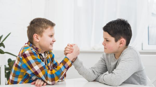 6 metode Montessori pentru a trata gelozia între frați