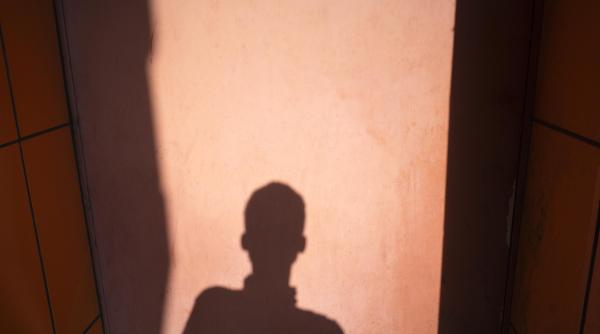 „Îmi e tare foame!” Copil de 8 ani, lăsat singur acasă de mamă zile la rând, gest disperat pentru a supraviețui