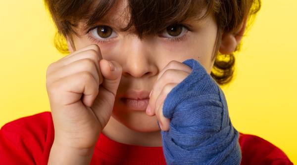 „Dacă te lovește, dă-i înapoi”. Acest sfat al părinților, un real pericol pentru copii! Psiholog: „O modalitate extrem de dăunătoare”