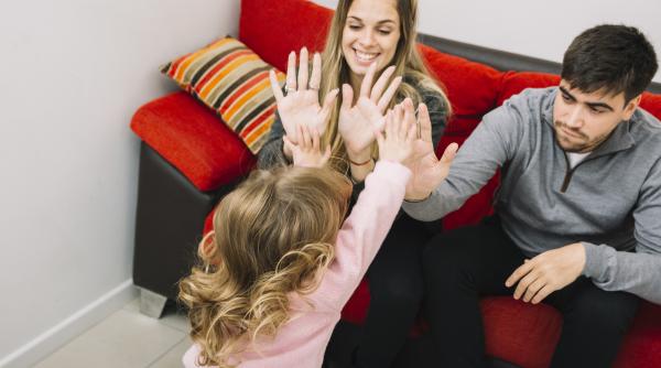 Nu mai spune „bravo!” unui copil: Mai bine încearcă aceste expresii, recomandate de experții în parenting