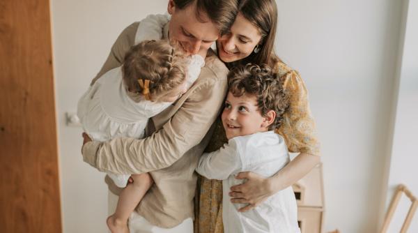 Părinții copiilor fericiți au aceste șapte obiceiuri: Unul vă va surprinde!