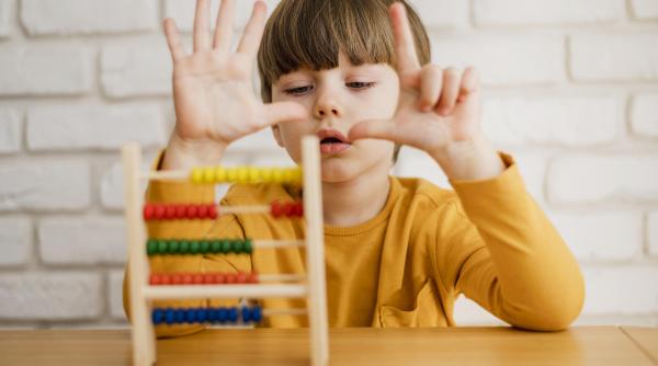 Studiu: Copiii care studiază muzica vor obține note mai bune la matematică. Descoperirea legăturii dintre aceste două materii este fascinantă