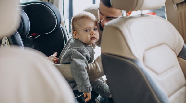 Scaunele auto obligatorii împlinesc 20 de ani: Au salvat mii de vieți, dar părinții continuă să le folosească greșit