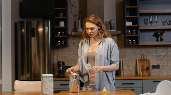 Hrănirea cu biberonul: Un ghid practic pentru proaspete mămici