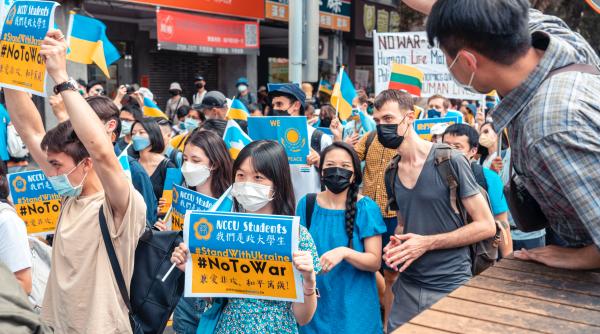 Sfat pentru părinți: Cum să vorbiți copiilor despre război