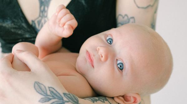 Nou-născut: când devine definitivă culoarea ochilor?