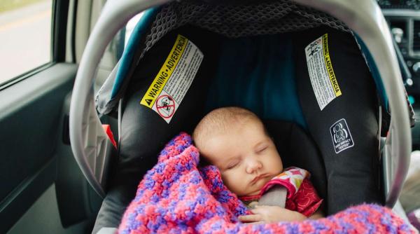 Copii uitați în mașină: Ce este amnezia disociativă și care sunt cauzele