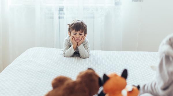 La ce vârstă poate un copil să stea singur acasă și pentru cât timp? Specialiștii răspund  