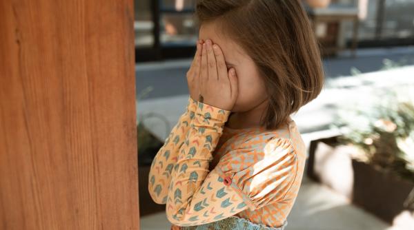 Timiditatea la copii: Îndrumar specific pentru a ajuta copiii cu timiditate în situații sociale