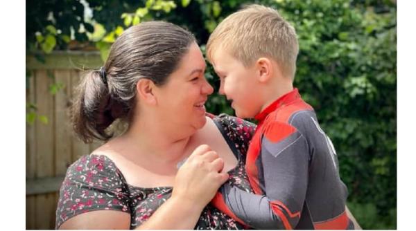 Erou la numai 5 ani. Un băiețel și-a salvat mama în ultimele momente dramatice: „A fost incredibil de curajos și a rămas calm!”