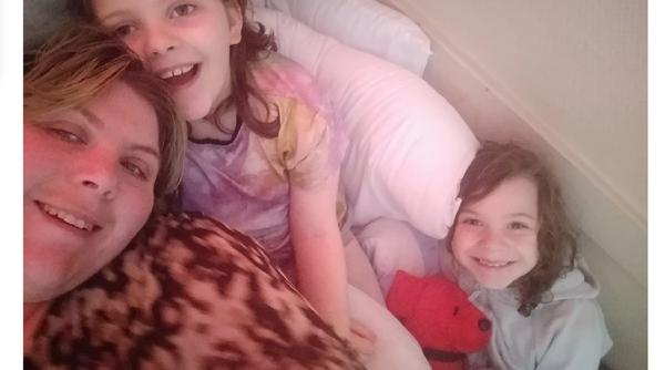 Mama care îi lasă pe cei trei copii ai ei să doarmă atunci când vor: „Se culcă târziu. Se trezesc târziu. Și asta e în regulă”