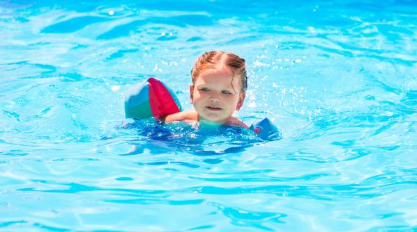 Nu mai pune aripioare sau veste de salvare copiilor în piscină! Un instructor de înot atrage atenția asupra pericolelor folosirii lor: „Evitați-le!” 