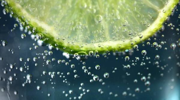 Este bună apa carbogazoasă pentru copii? Mai multe dezavantaje pe care ar trebui să le știi