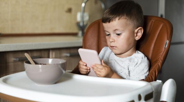 Noua epidemie! Copii sub 3 ani cu întârzieri de limbaj de la creșterea cu ecrane: „Este foarte grav!”