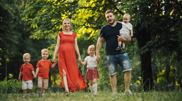 Sporul natural al populaţiei din România, negativ. Familiile cu mulţi copii ar urma să se bucure de tot mai multe facilităţi. Autoritățile caută soluții