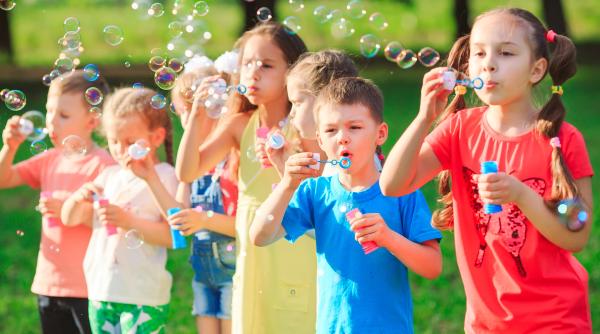 Studiu: Creșterea cu frați reduce șansele de divorț la vârsta adultă. Experții dezvăluie motivele