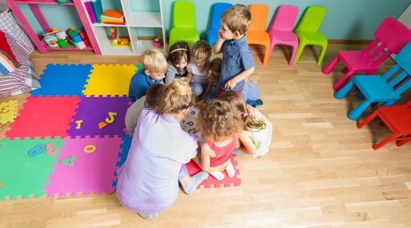 O educatoare a pus substanțe toxice în mâncarea copiilor. Motivul acestui gest: o dispută cu un coleg de muncă. Ce pedeapsă a primit femeia