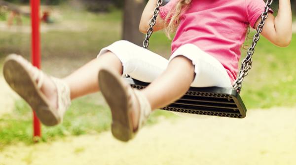 Părinți revoltați după ce fetița lor a fost într-un loc de joacă aparent sigur: „Nu ne-am gândit vreodată că poate să fie periculos”