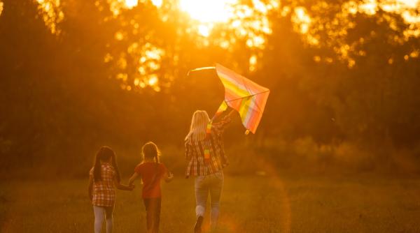 Diferențele în educație de atunci și acum: Avantajele și dezavantajele parentingului de „înainte” comparativ cu cel de astăzi