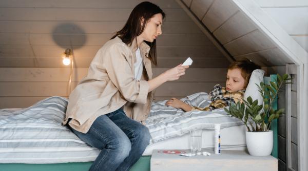 De ce copilul meu transpira noaptea? Cauze posibile ale transpirațiilor nocturne