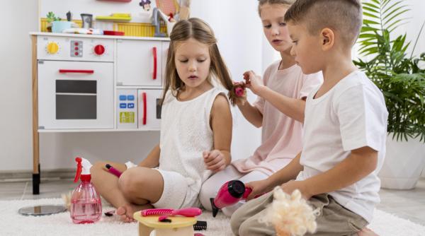 De ce este bine atât pentru fete, cât și pentru băieți să se joace cu păpușile? Psihologi: „Beneficiile aduse de aceste jucării sunt remarcabile!”