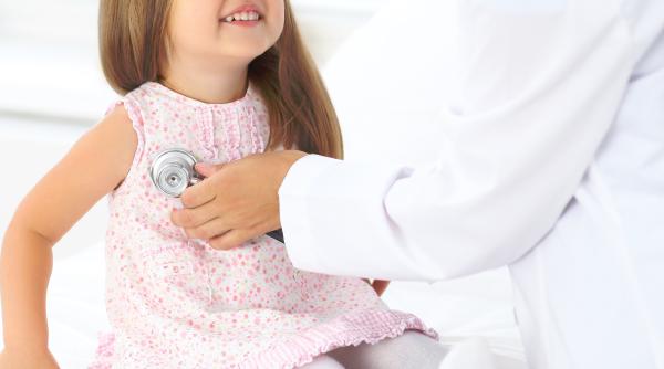 Imagine zguduitoare cu o mamă care ascultă inima băiețelului ei cum bate în pieptul altui copil: „Inima fiului meu bate!” - FOTO