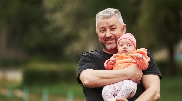 Părinți după 65 de ani: Până la ce vârstă poate un bărbat să aibă copii? Expert: „În jurul acestei vârste încep să întâmpine probleme”