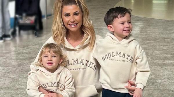 „Avionul a fost IADUL”. O influenceriță, jignită de un pasager în timpul unui zbor pentru că cei doi copii ai ei făceau gălăgie: „M-am simțit ca o mamă eșec total”